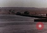 Standbild sowjetischen schwimmende Brücke Sowjetunion, 1969, aus Sekunde 22 historischem Filmmaterial Videoclip 65675031093