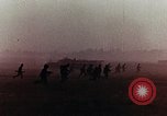 Standbild sowjetische Panzer und Hubschrauber Sowjetunion, 1969, aus Sekunde 13 historischem Filmmaterial Videoclip 65675031094