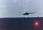 Standbild sowjetische Panzer und Hubschrauber Sowjetunion, 1969, aus Sekunde 17 historischem Filmmaterial Videoclip 65675031094