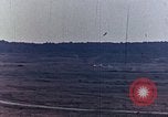 Standbild sowjetische Panzer und Hubschrauber Sowjetunion, 1969, aus Sekunde 25 historischem Filmmaterial Videoclip 65675031094