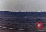 Standbild sowjetische Panzer und Hubschrauber Sowjetunion, 1969, aus Sekunde 26 historischem Filmmaterial Videoclip 65675031094