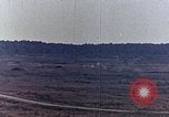 Standbild sowjetische Panzer und Hubschrauber Sowjetunion, 1969, aus Sekunde 27 historischem Filmmaterial Videoclip 65675031094