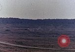 Standbild sowjetische Panzer und Hubschrauber Sowjetunion, 1969, aus Sekunde 28 historischem Filmmaterial Videoclip 65675031094