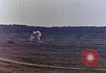 Standbild sowjetische Panzer und Hubschrauber Sowjetunion, 1969, aus Sekunde 29 historischem Filmmaterial Videoclip 65675031094