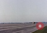 Standbild 79th Tactical Fighter Squadron an RAF Upper Heyford England, 1972, aus Sekunde 18 historischem Filmmaterial Videoclip 65675031100
