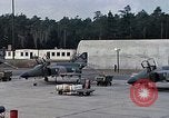 Immagine di F-4 Phantom squadron scramble Europa, 1969, secondo 10 filmato di repertorio 65675031106