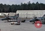 Immagine di F-4 Phantom squadron scramble Europa, 1969, secondo 11 filmato di repertorio 65675031106