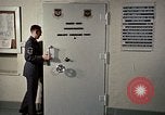 Immagine di USAFE-MAC centro di controllo Kaiserslautern in Germania, 1969, secondo 14 filmato di repertorio 65675031108