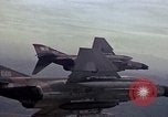 Immagine di F-4D aereo da caccia sparare razzi Europa, 1969, secondo 3 filmato di repertorio 65675031112