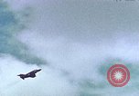 Immagine di F-4D aereo da caccia sparare razzi Europa, 1969, secondo 8 filmato di repertorio 65675031112