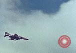Immagine di F-4D aereo da caccia sparare razzi Europa, 1969, secondo 11 filmato di repertorio 65675031112