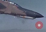 Immagine di F-4D aereo da caccia sparare razzi Europa, 1969, secondo 15 filmato di repertorio 65675031112