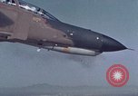 Immagine di F-4D aereo da caccia sparare razzi Europa, 1969, secondo 16 filmato di repertorio 65675031112