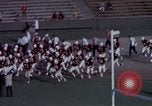 Standbild der Stanford University Band und Fußball-Spiel Palo Alto California USA, 1976, aus Sekunde 62 historischem Filmmaterial Videoclip 65675031127