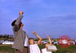 Standbild sky diving Rota Spanien, 1965, aus Sekunde 15 historischem Filmmaterial Videoclip 65675031179