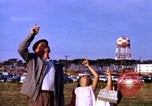Standbild sky diving Rota Spanien, 1965, aus Sekunde 16 historischem Filmmaterial Videoclip 65675031179