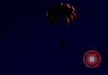 Standbild sky diving Rota Spanien, 1965, aus Sekunde 20 historischem Filmmaterial Videoclip 65675031179
