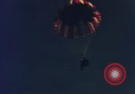 Standbild sky diving Rota Spanien, 1965, aus Sekunde 22 historischem Filmmaterial Videoclip 65675031179