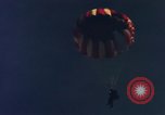 Standbild sky diving Rota Spanien, 1965, aus Sekunde 23 historischem Filmmaterial Videoclip 65675031179