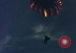Standbild sky diving Rota Spanien, 1965, aus Sekunde 24 historischem Filmmaterial Videoclip 65675031179