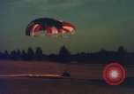 Standbild sky diving Rota Spanien, 1965, aus Sekunde 26 historischem Filmmaterial Videoclip 65675031179