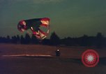 Standbild sky diving Rota Spanien, 1965, aus Sekunde 27 historischem Filmmaterial Videoclip 65675031179