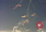 Standbild sky diving Rota Spanien, 1965, aus Sekunde 37 historischem Filmmaterial Videoclip 65675031179