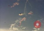 Standbild sky diving Rota Spanien, 1965, aus Sekunde 38 historischem Filmmaterial Videoclip 65675031179
