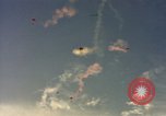 Standbild sky diving Rota Spanien, 1965, aus Sekunde 40 historischem Filmmaterial Videoclip 65675031179