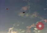 Standbild sky diving Rota Spanien, 1965, aus Sekunde 41 historischem Filmmaterial Videoclip 65675031179