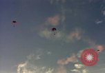Standbild sky diving Rota Spanien, 1965, aus Sekunde 42 historischem Filmmaterial Videoclip 65675031179