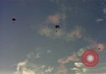 Standbild sky diving Rota Spanien, 1965, aus Sekunde 43 historischem Filmmaterial Videoclip 65675031179