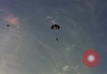 Standbild sky diving Rota Spanien, 1965, aus Sekunde 44 historischem Filmmaterial Videoclip 65675031179