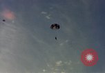 Standbild sky diving Rota Spanien, 1965, aus Sekunde 45 historischem Filmmaterial Videoclip 65675031179