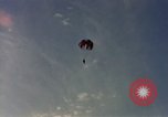 Standbild sky diving Rota Spanien, 1965, aus Sekunde 46 historischem Filmmaterial Videoclip 65675031179