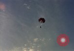 Standbild sky diving Rota Spanien, 1965, aus Sekunde 47 historischem Filmmaterial Videoclip 65675031179