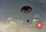 Standbild sky diving Rota Spanien, 1965, aus Sekunde 48 historischem Filmmaterial Videoclip 65675031179