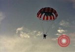 Standbild sky diving Rota Spanien, 1965, aus Sekunde 49 historischem Filmmaterial Videoclip 65675031179