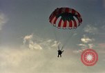 Standbild sky diving Rota Spanien, 1965, aus Sekunde 50 historischem Filmmaterial Videoclip 65675031179