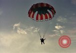 Standbild sky diving Rota Spanien, 1965, aus Sekunde 51 historischem Filmmaterial Videoclip 65675031179
