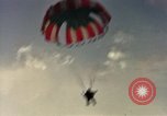 Standbild sky diving Rota Spanien, 1965, aus Sekunde 52 historischem Filmmaterial Videoclip 65675031179