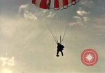 Standbild sky diving Rota Spanien, 1965, aus Sekunde 53 historischem Filmmaterial Videoclip 65675031179