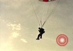 Standbild sky diving Rota Spanien, 1965, aus Sekunde 54 historischem Filmmaterial Videoclip 65675031179