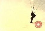 Standbild sky diving Rota Spanien, 1965, aus Sekunde 55 historischem Filmmaterial Videoclip 65675031179