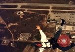 Standbild sky diving Rota Spanien, 1965, aus Sekunde 26 historischem Filmmaterial Videoclip 65675031180