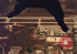 Standbild sky diving Rota Spanien, 1965, aus Sekunde 32 historischem Filmmaterial Videoclip 65675031180