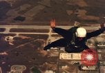 Standbild sky diving Rota Spanien, 1965, aus Sekunde 33 historischem Filmmaterial Videoclip 65675031180