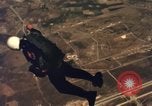 Standbild sky diving Rota Spanien, 1965, aus Sekunde 46 historischem Filmmaterial Videoclip 65675031180