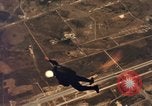 Standbild sky diving Rota Spanien, 1965, aus Sekunde 47 historischem Filmmaterial Videoclip 65675031180