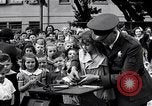Standbild Kinder Fingerabdrücke United States USA, 1936, aus Sekunde 9 historischem Filmmaterial Videoclip 65675031193